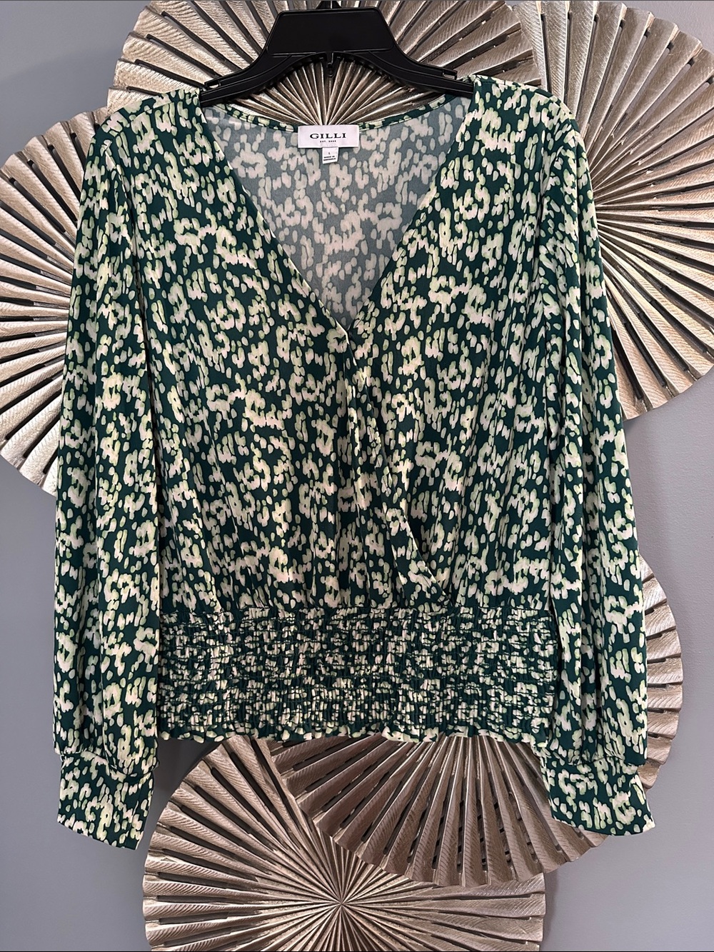 Gilli Green and Cream Abstract V-Neck Smocked Hem Blouse